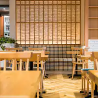 เลานจ์โลฮาสที่เปี่ยมไปด้วยแสงแดดยามเช้า