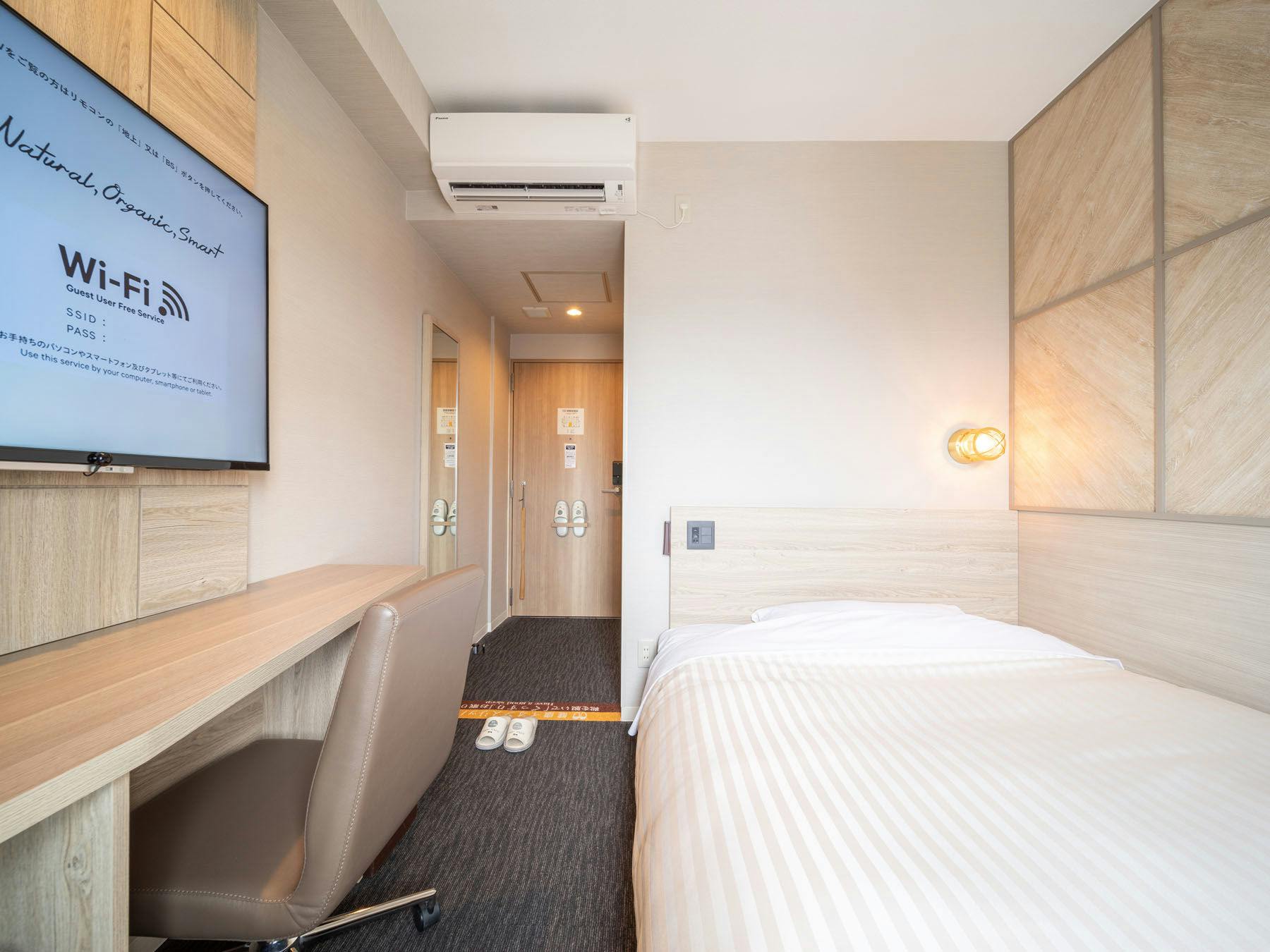 Kamar dengan tempat tidur semi-double 140cm