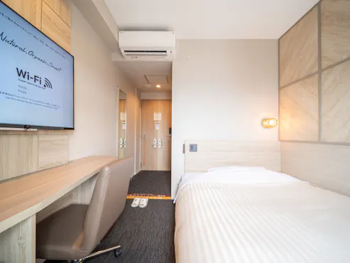 Kamar dengan tempat tidur semi-double 140cm