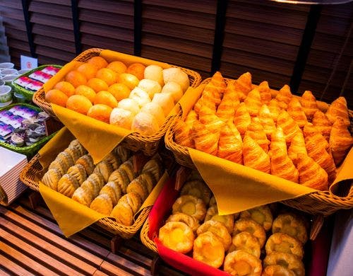 日替わりで楽しめる焼き立てパン