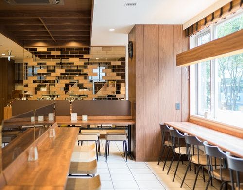 朝の陽ざしに包まれた空間で美味しい食事を