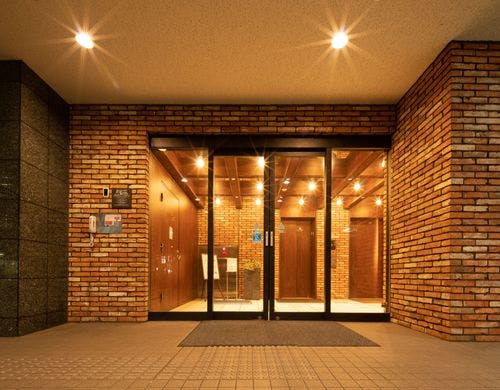 こちらからお入りください