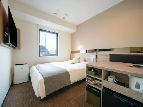 ห้องพักพร้อมโต๊ะทำงานกว้างขวาง เหมาะสำหรับการทำงานและกิจกรรม