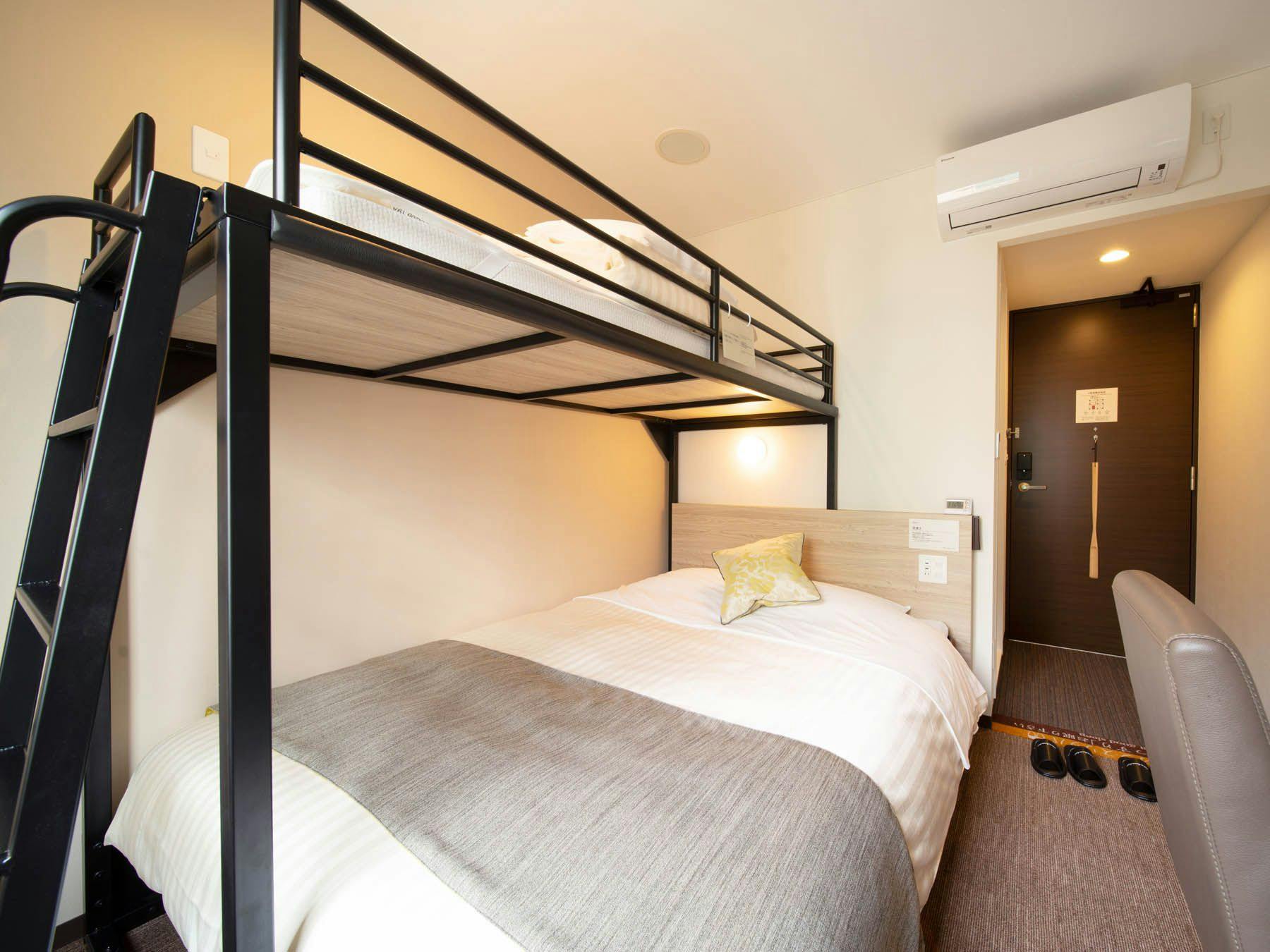 Tempat tidur ukuran ganda dan tempat tidur loteng