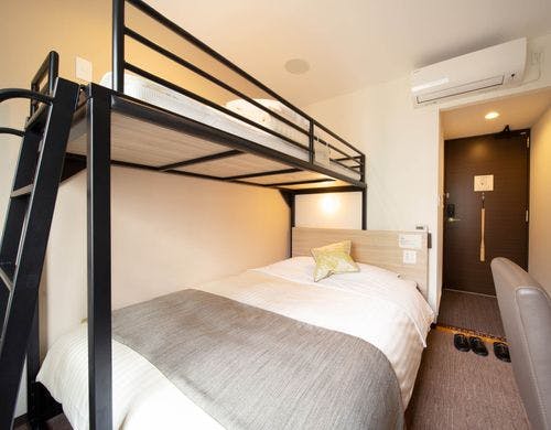 ダブルサイズベッドとロフトベッド付