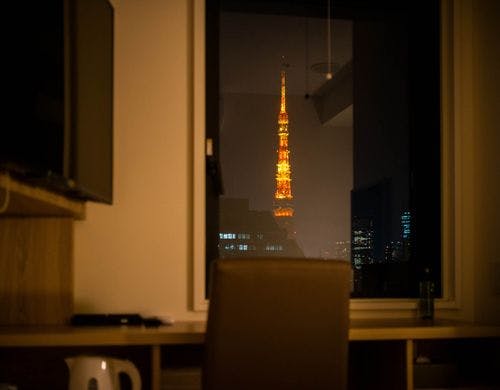 お部屋の窓から東京タワーが見えます。