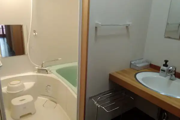 อ่างล้างหน้าและห้องน้ำของห้องพิเศษ