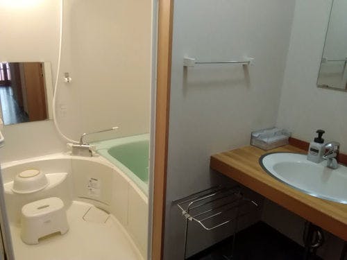 「特別室の洗面台と浴室」一例