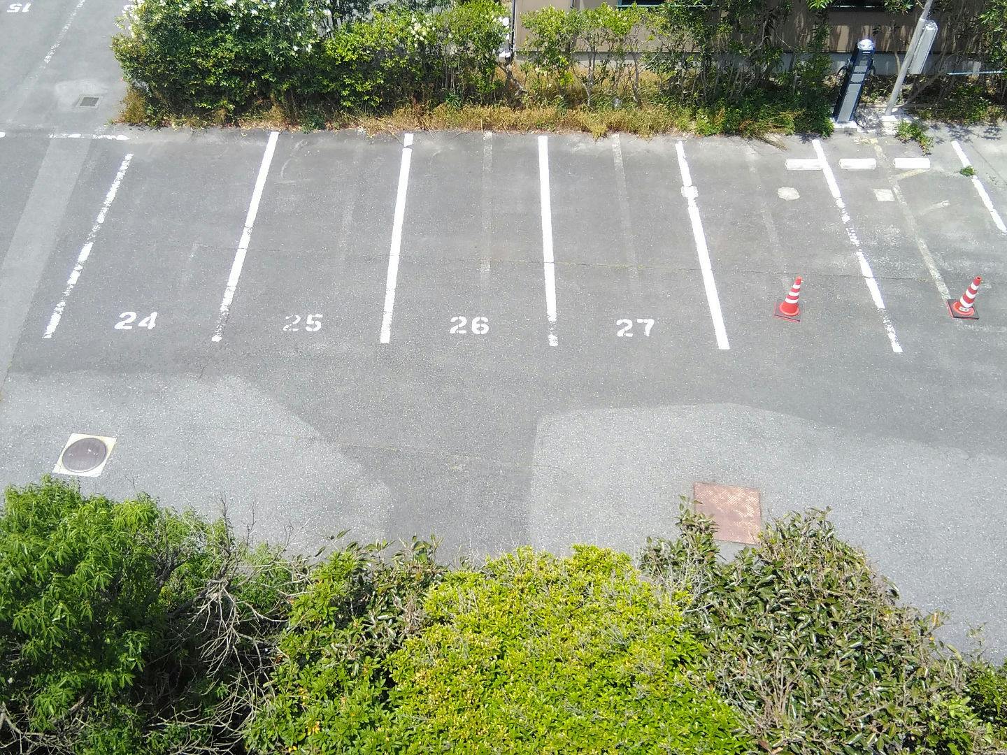 ที่จอดรถ (ด้านเครื่องชาร์จรถยนต์ไฟฟ้า)