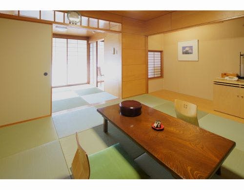 和室8畳＋4.5畳（または3畳）バストイレ付