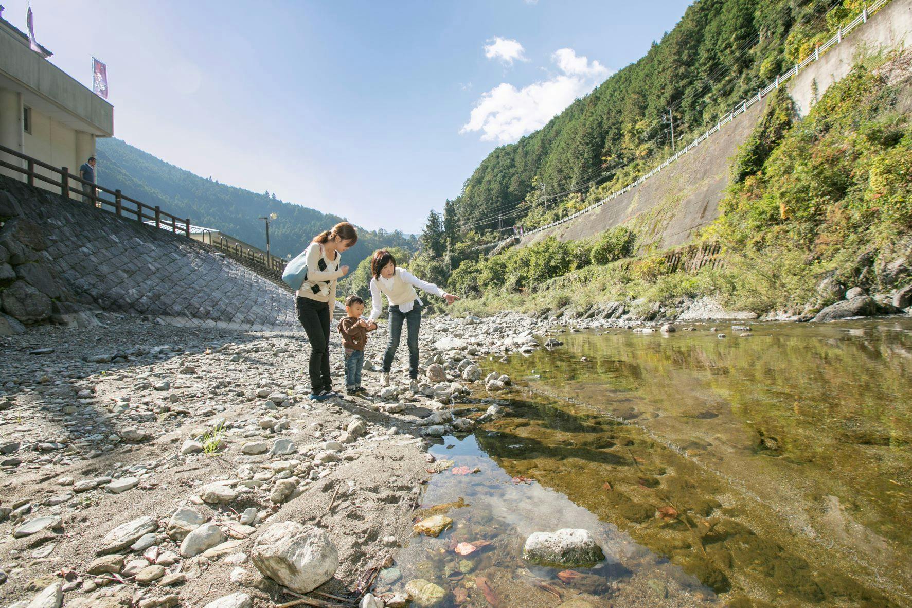Sungai jernih Kishi di hadapan Kemudahan
