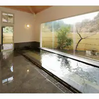 Kolam mandi awam yang luas dan menyegarkan