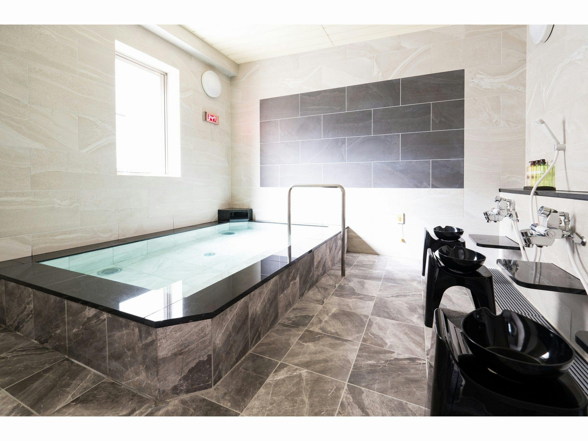 중형 목욕탕 (남성 전용)