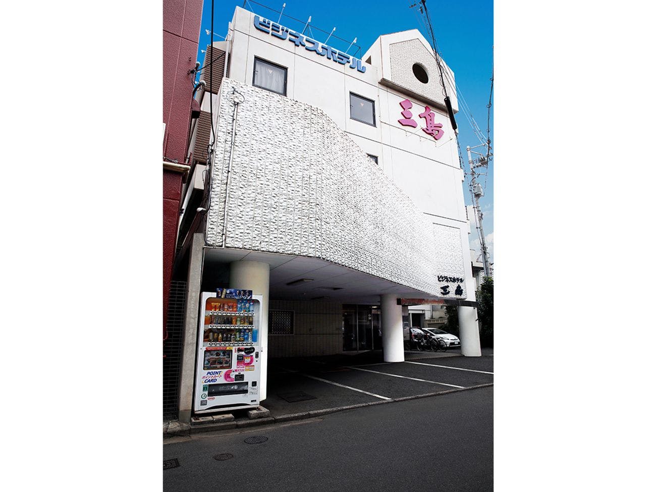 สิ่งอำนวยความสะดวก ลานจอดรถภายในสถานที่