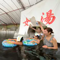 ■Pemandian Air Panas Terbuka Besar dengan Aliran Sumber Mata Air