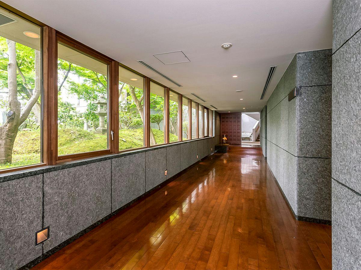 ・Di dalam gedung, taman Jepang yang dapat dilihat melalui jendela besar.