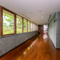 ・Di dalam gedung, taman Jepang yang dapat dilihat melalui jendela besar.
