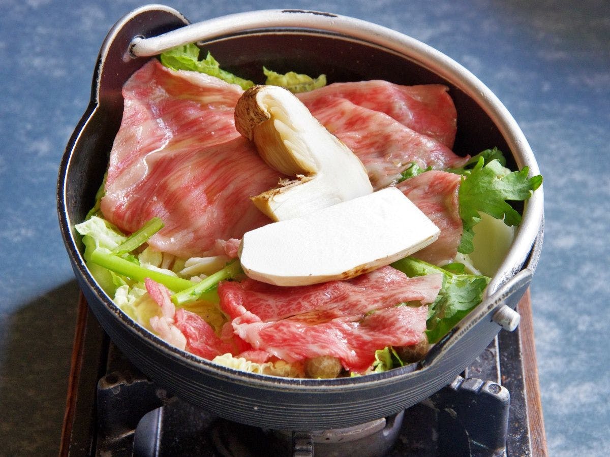 หม้อไฟเนื้อฮิดะพร้อมเห็ดมัตสึทาเกะในประเทศ