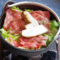 หม้อไฟเนื้อฮิดะพร้อมเห็ดมัตสึทาเกะในประเทศ