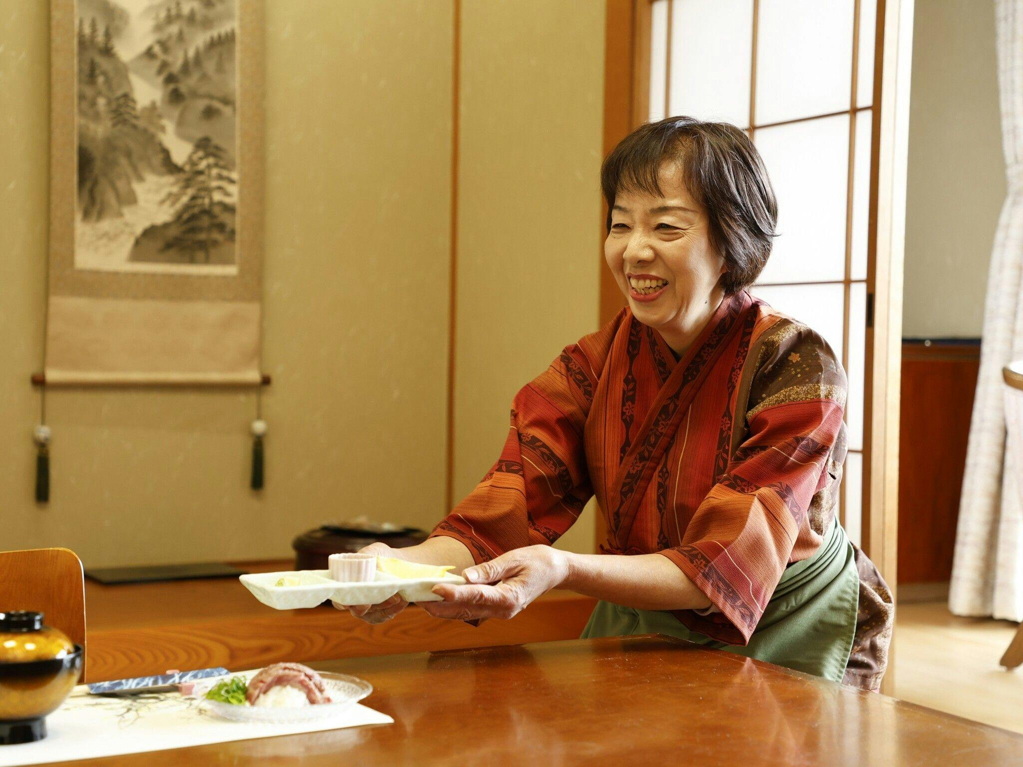 在放松的空间中享受房间内用餐的奢华！