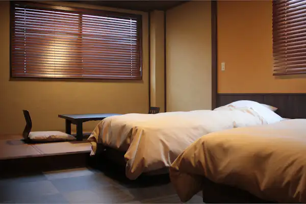 Bilik gaya Jepun-Barat moden 12 tatami 'Yuu', kapasiti maksimum 4 orang.