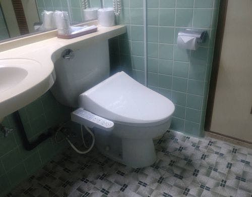 リフォーム済み客室は洗浄機付きトイレ