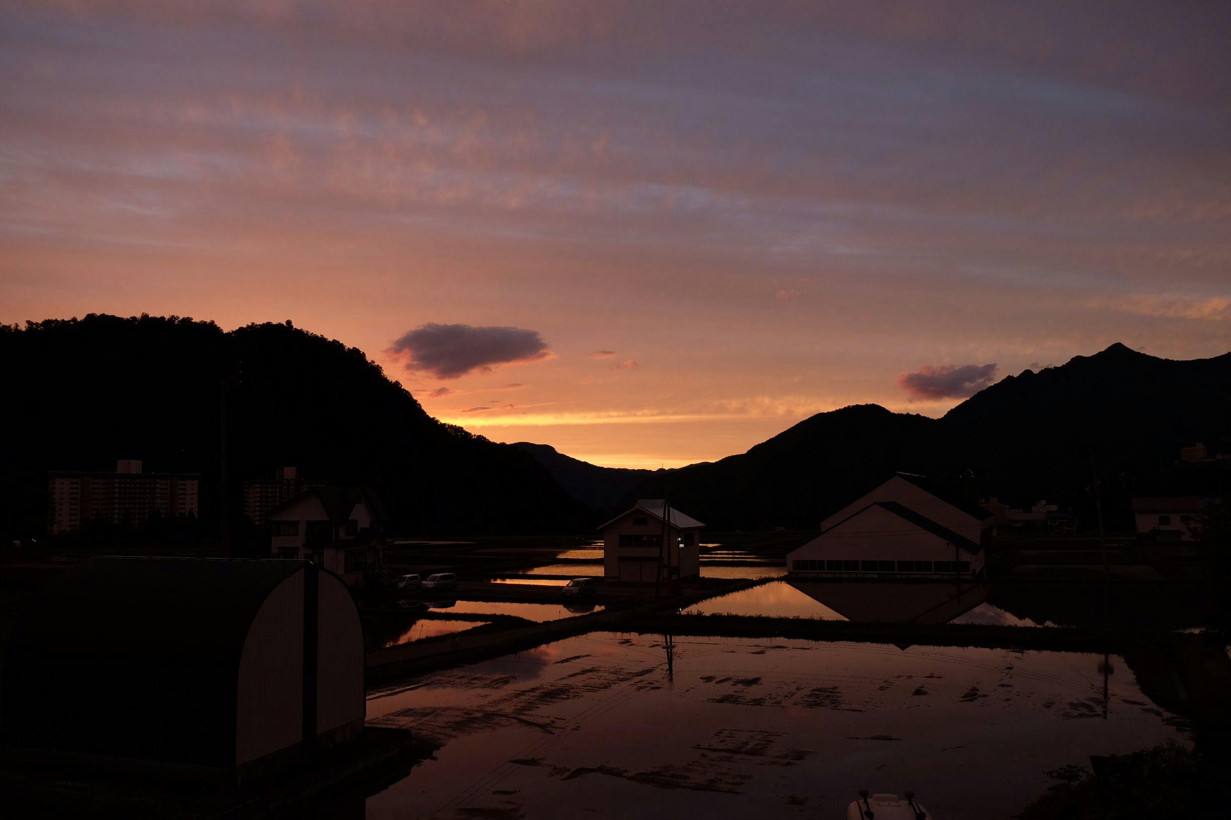 พระอาทิตย์ตกและกระจกน้ำในฤดูใบไม้ผลิ