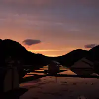 พระอาทิตย์ตกและกระจกน้ำในฤดูใบไม้ผลิ