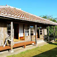 붉은 기와 집 외관