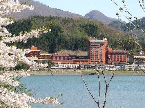 【外観(春)】ようこそホテル大観へ