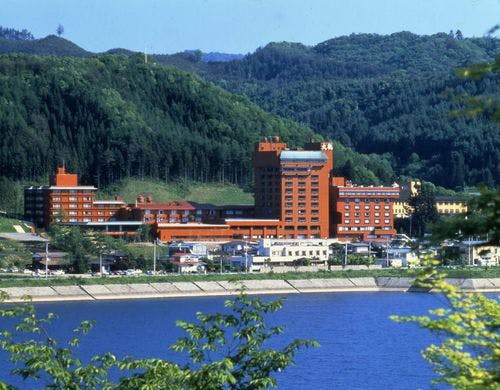 【外観】御所湖を見下ろす高台に立地