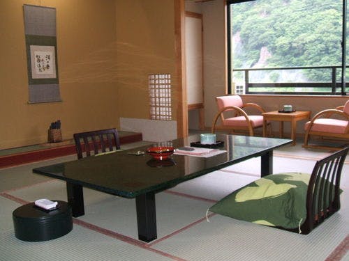 和室12.5帖＋踏込6名定員　バス・トイレ付