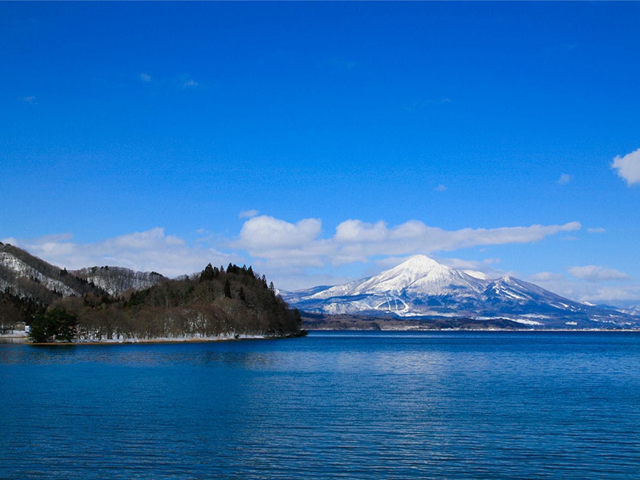 ภาพภูเขาบันไดไอซุและทะเลสาบอินาวาชิโระ