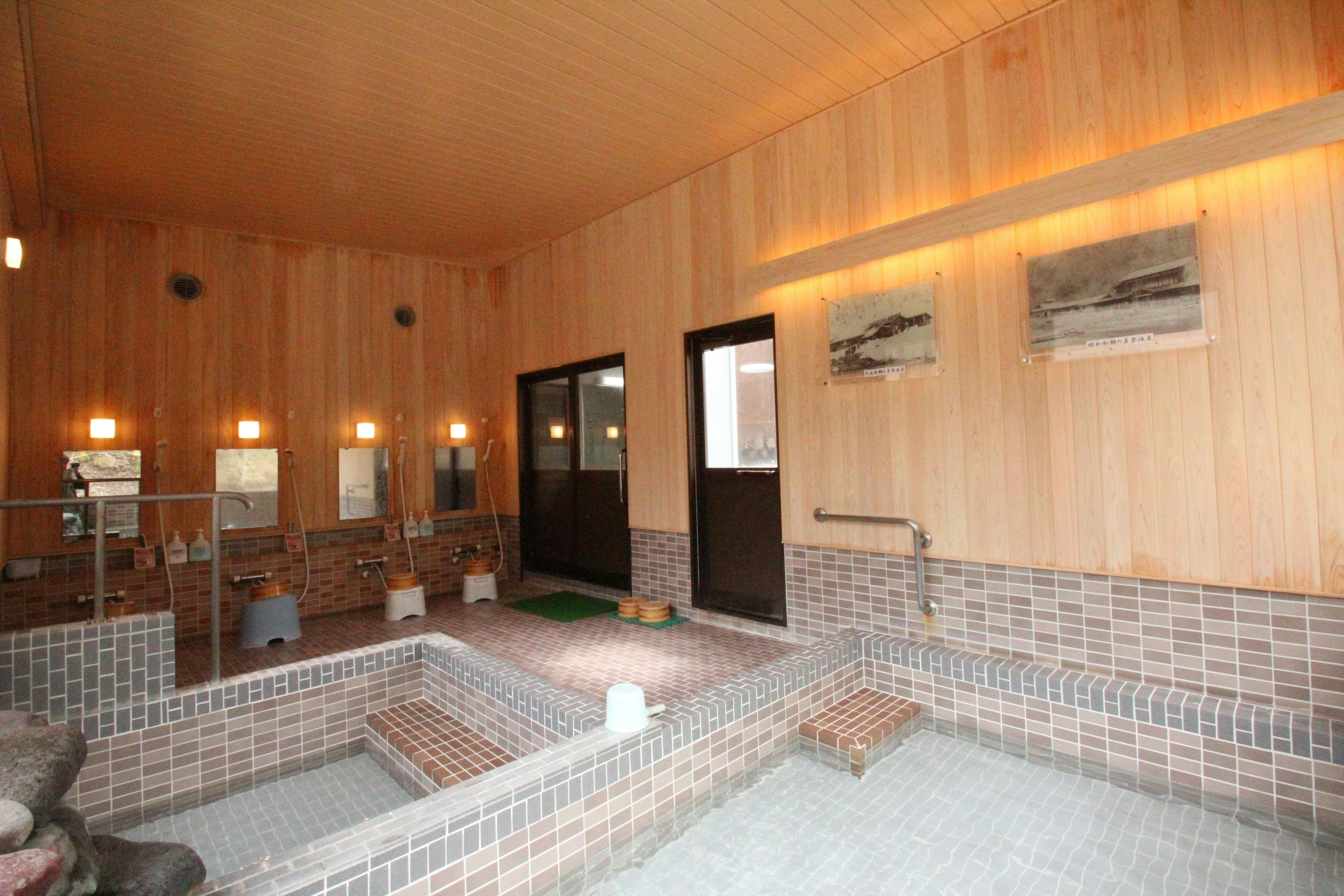 Area mandi dalam ruangan terpisah untuk pria dan wanita