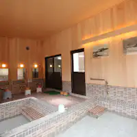 Area mandi dalam ruangan terpisah untuk pria dan wanita