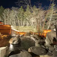 Pemandian air panas terbuka besar yang diterangi lampu