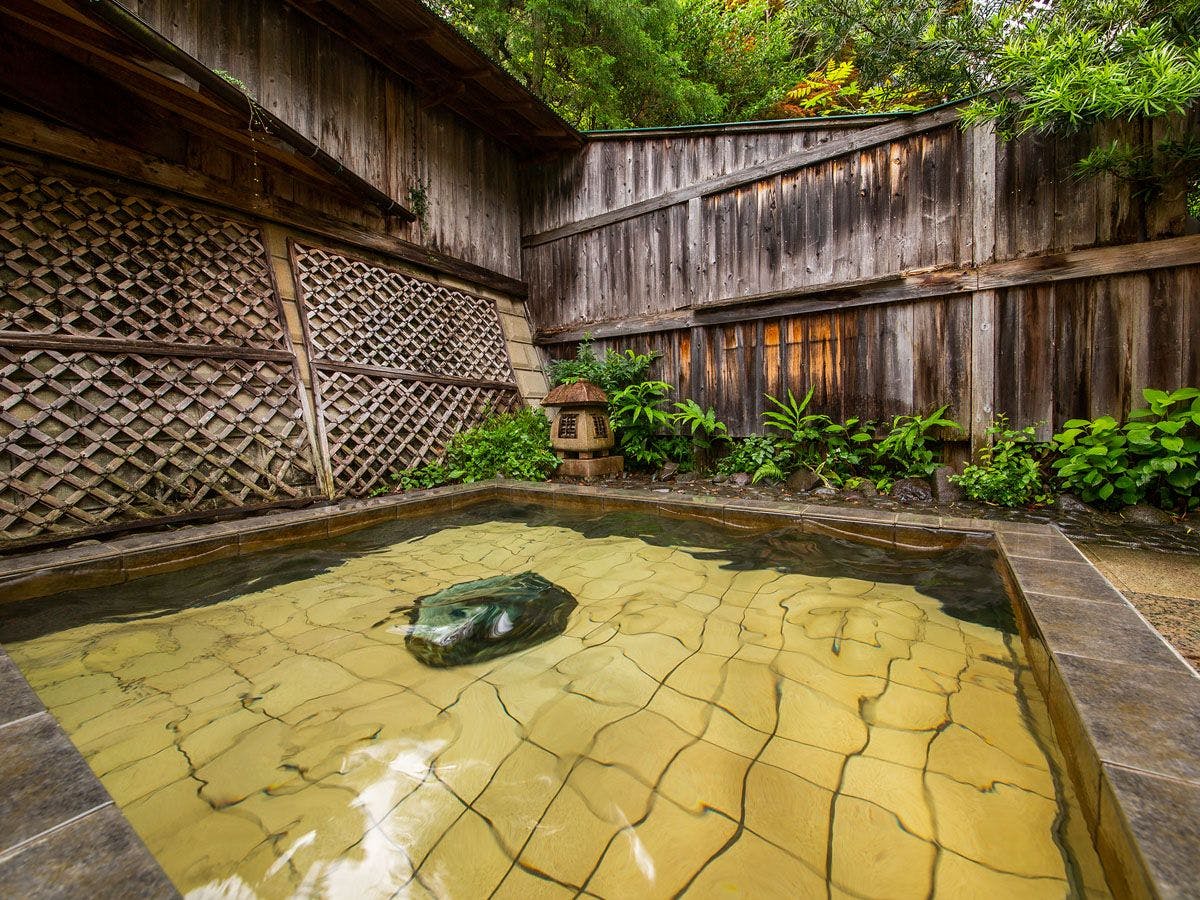 Kolam air panas terbuka