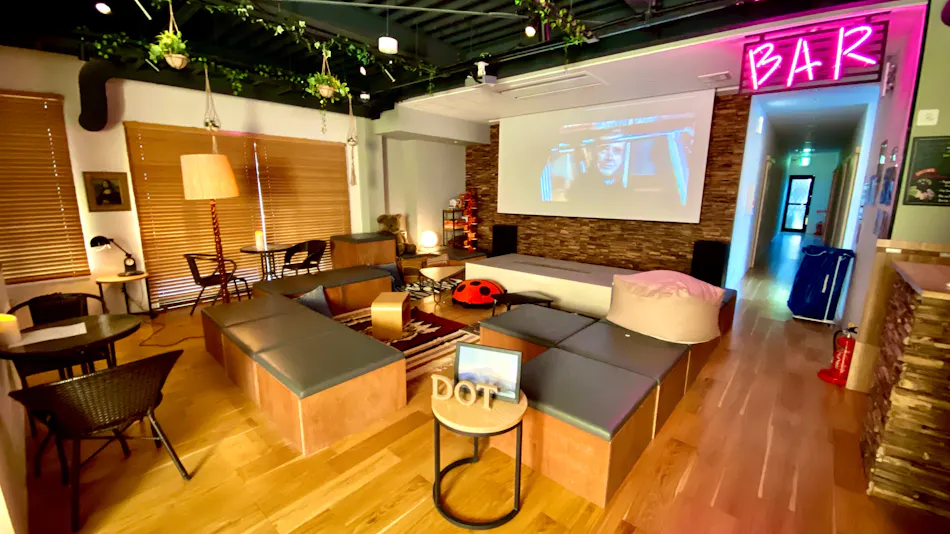 Dot Hostel & Bar