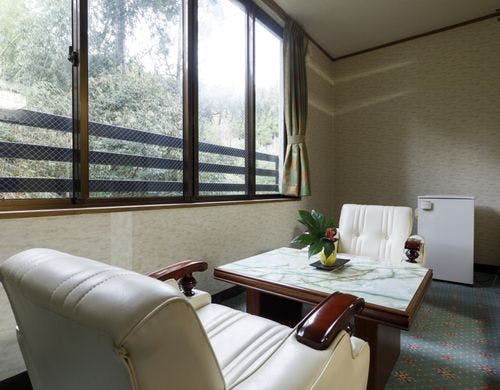 寛ぎのお部屋でソファーでゆったりと…。