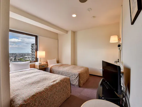 *Kamar Twin dengan 2 tempat tidur.