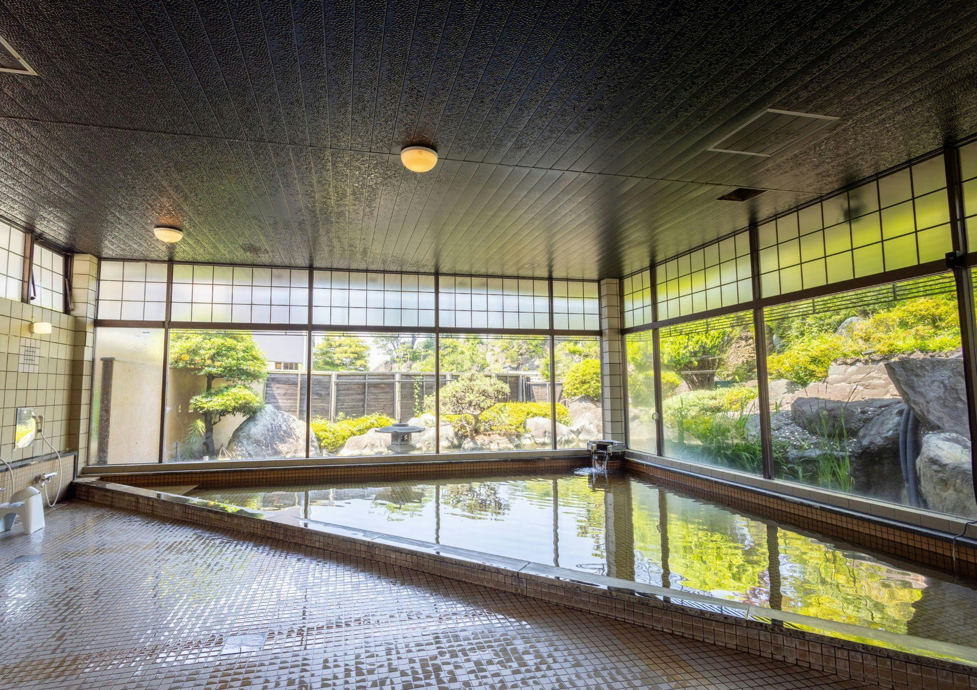 น้ำพุร้อนอ่างอาบน้ำขนาดใหญ่