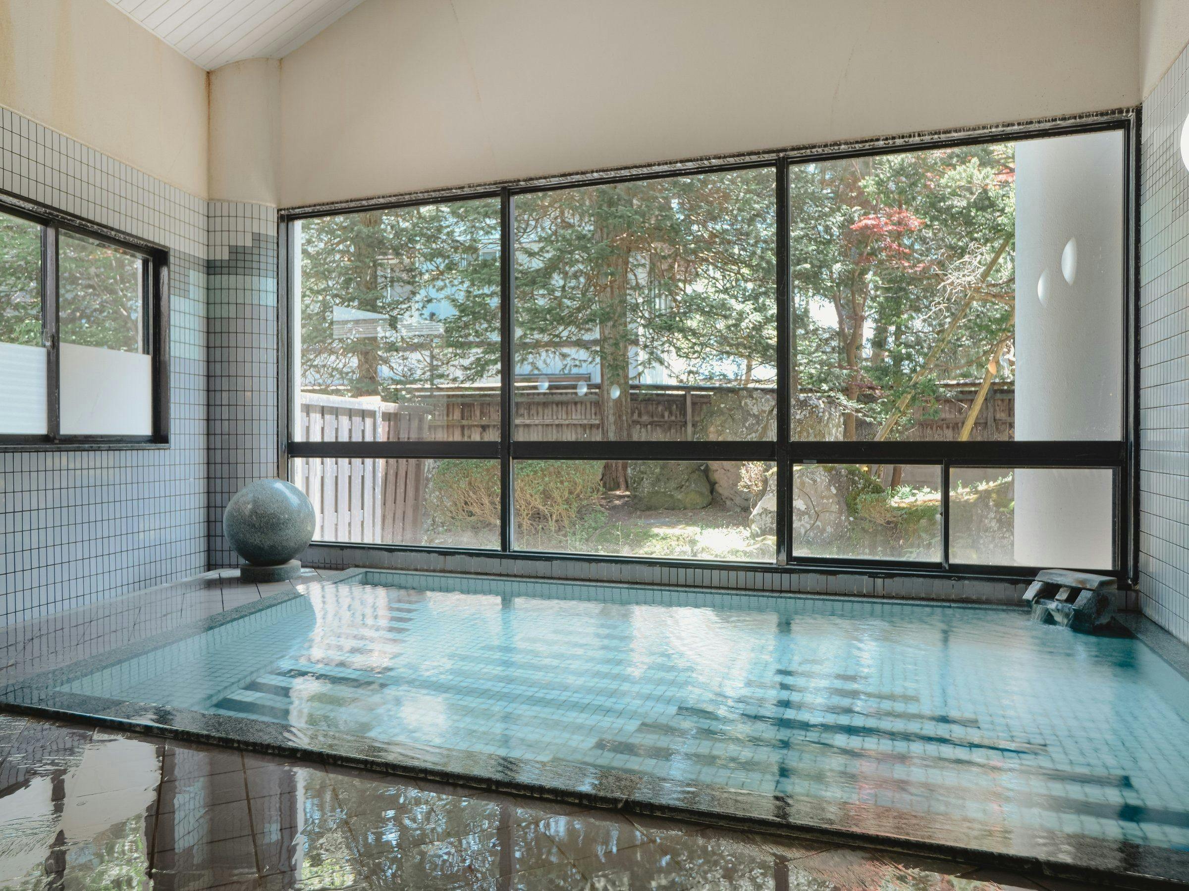 ห้องอาบน้ำรวมขนาดใหญ่〇เพลิดเพลินกับสวนสวยงามที่เปลี่ยนไปตามฤดูกาลได้ตลอดปี