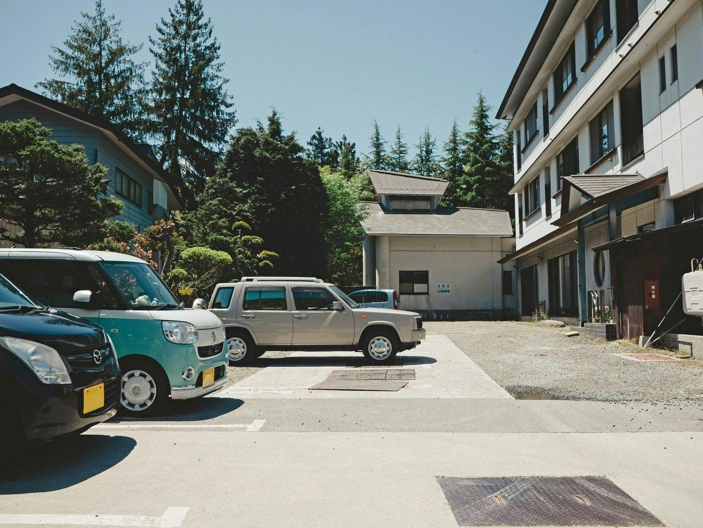 มีที่จอดรถอยู่ด้านหลังอาคารหลักด้วย