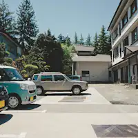 มีที่จอดรถอยู่ด้านหลังอาคารหลักด้วย