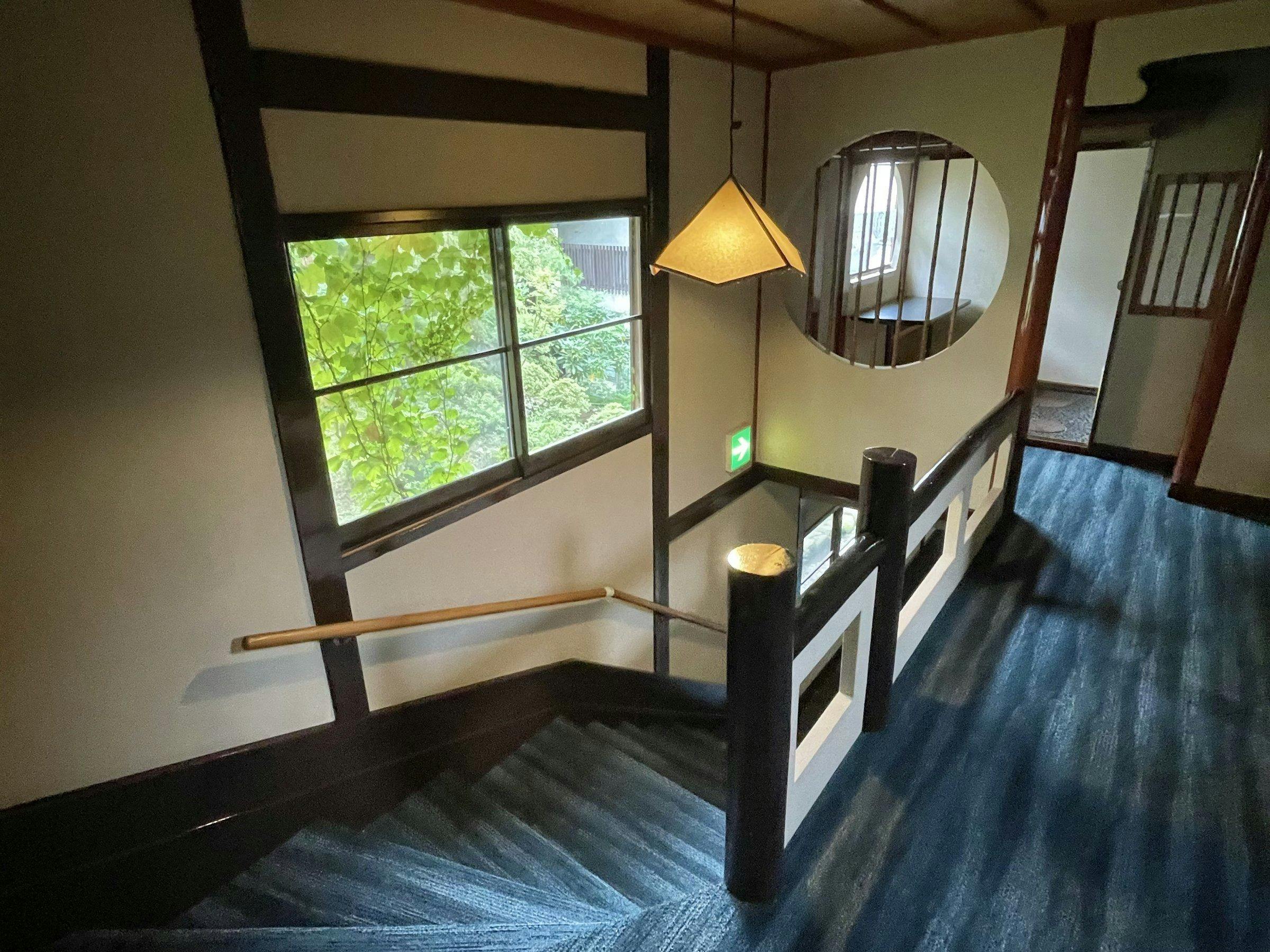 ตั้งแต่ทางเข้าไปจนถึงอาคารหลักมีบันไดประมาณ 2 ชั้น