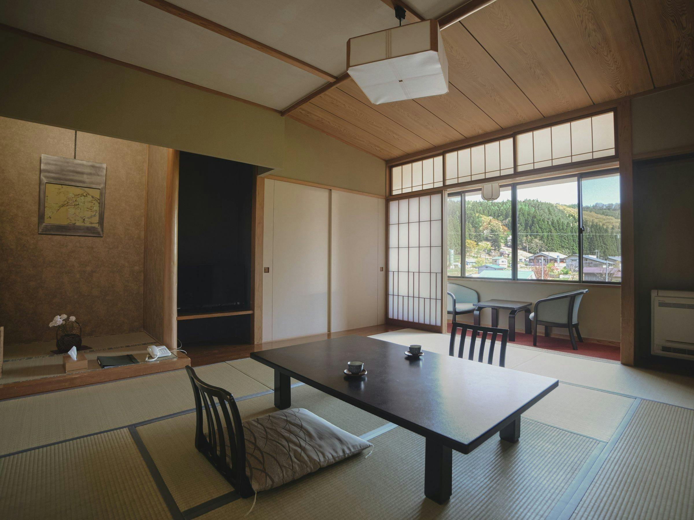 ＜ห้องสไตล์ญี่ปุ่นอาคารหลัก 10 เสื่อทาทามิ＞ยืดขาเอนกายพักผ่อนอย่างสบายๆ