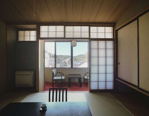 ＜本館和室10畳＞足を伸ばしてのんびりと