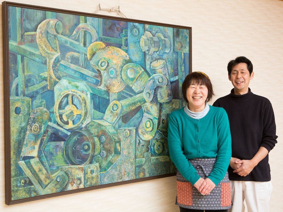 Bersama karya yang terpilih dalam pameran Nika.