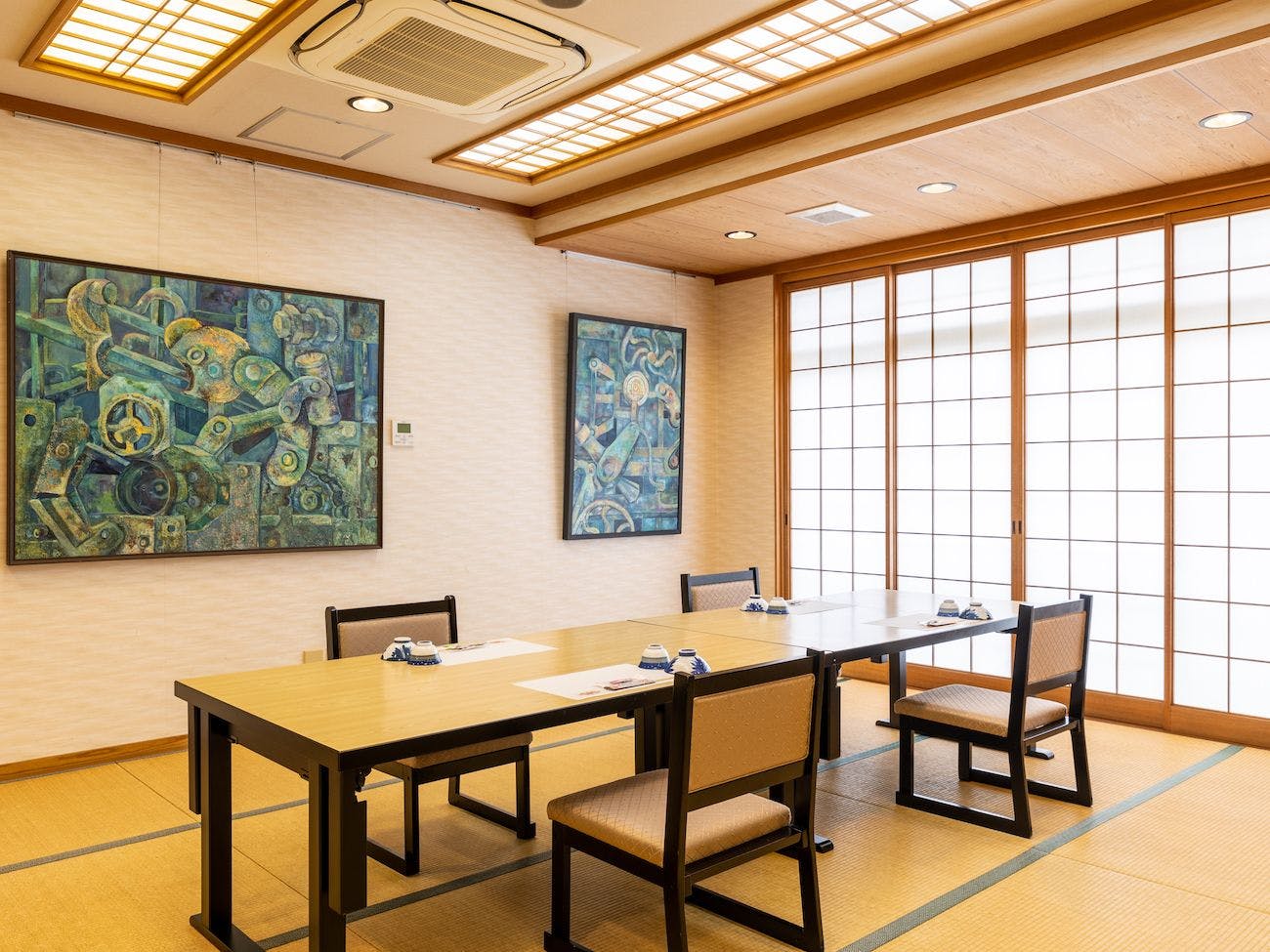 Di restoran, kami menyediakan meja dan kerusi.