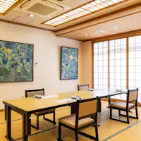 Di restoran, kami menyediakan meja dan kerusi.